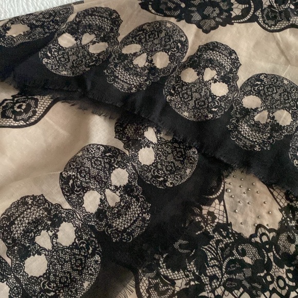 Skull Scarf - Picture 4 of 6